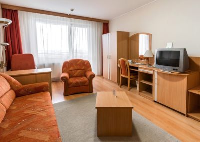 Junior Apartman nappali bútorsorral tv-vel