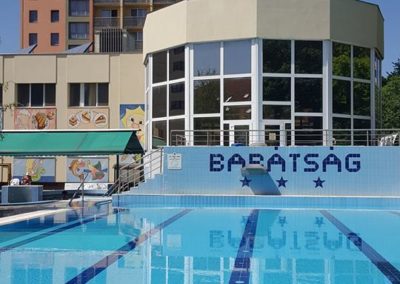 Úszómedence végéről fotózva a szálloda hátulja