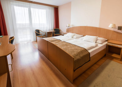 Kétágyas szoba franciaággyal parkettával erkéllyel