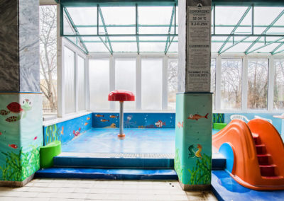 Színes gyermekpancsoló kis csúszdával