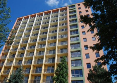 Toronyépület fotózva alulról