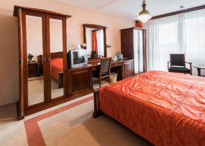 Manager apartman faragott fa szekrénysorral