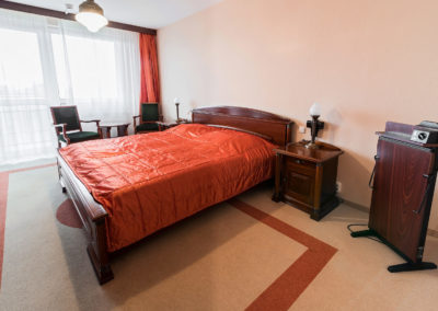 Manager aparman hálószobája faragott fa bútorral