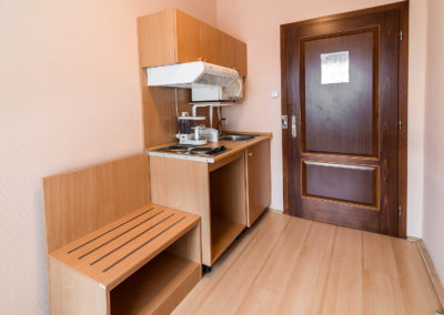 Manager apartman konyhája a bejárat mellett