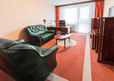 Manager apartman nappalija bőr garnitúrával