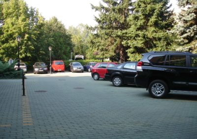 Hotel előterében található parkoló autókkal