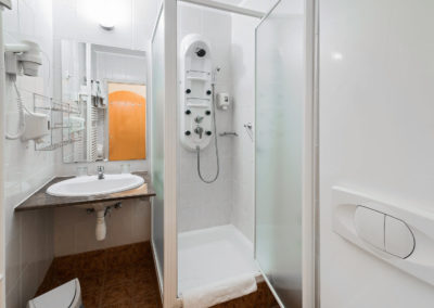 Superior apartman fürdőszoba zuhanypanellel