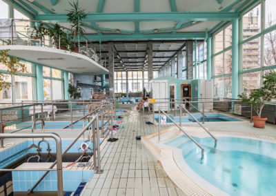 Termál csarnok nappali megvilágításban, pezsgőfürdővel