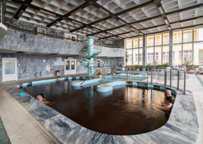 Fedett termálvizes medencék