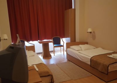 Akadálymentes szoba hálórésze külön ágyakkal