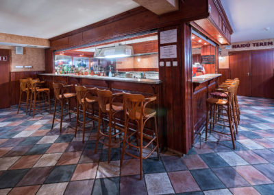 U-pub pult bárszékekkel