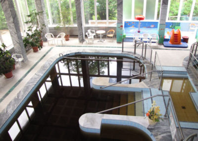 Karzatról fotózott gyógyvizes medence a benti részen