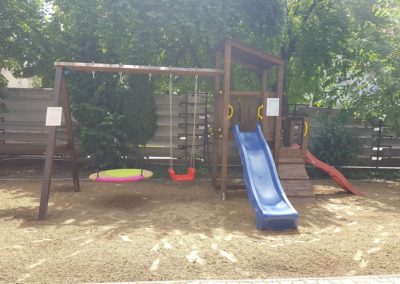 Játszótér a strandon, hintával, csúszdával