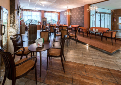 Tiffany bár asztalokkal hangulatvilágításban