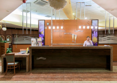 Recepció, hölgy kolléga telefonál