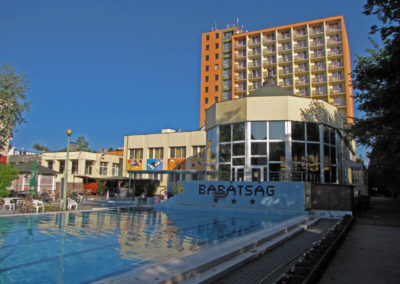 Úszómedence háttérben a hotel épülettel