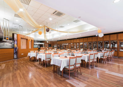 Forrás terem a recepció mögött asztalokkal