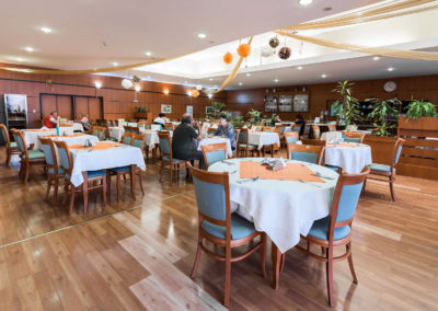 Étterem részlet, háttérben ebédelnek