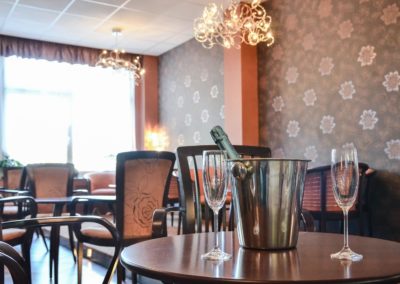 Tiffany Bár pezsgővel